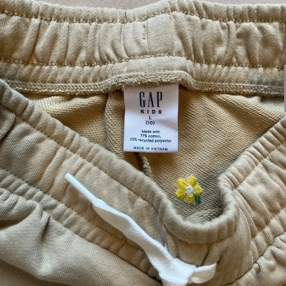 NWT Gap Tan Shorts with Embroidered Flowers Size Large